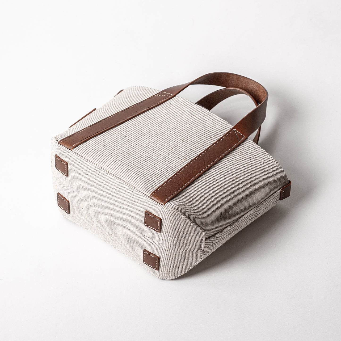 <2サイズ>レザーハンドル 倉敷の綿麻帆布とヌメ革で仕立てた 丈夫で軽量なトート <生成り ecru>