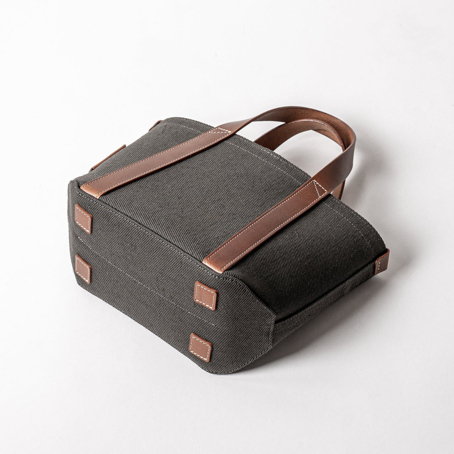 <2サイズ>レザーハンドル 倉敷の綿麻帆布とヌメ革で仕立てた 丈夫で軽量なトート<カーキ khaki>