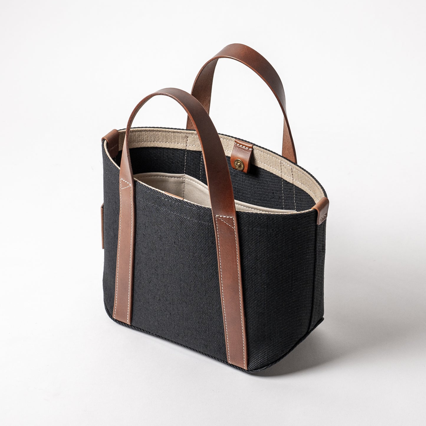 <2サイズ>レザーハンドル 倉敷の綿麻帆布とヌメ革で仕立てた 丈夫で軽量なトート <ブラック black>