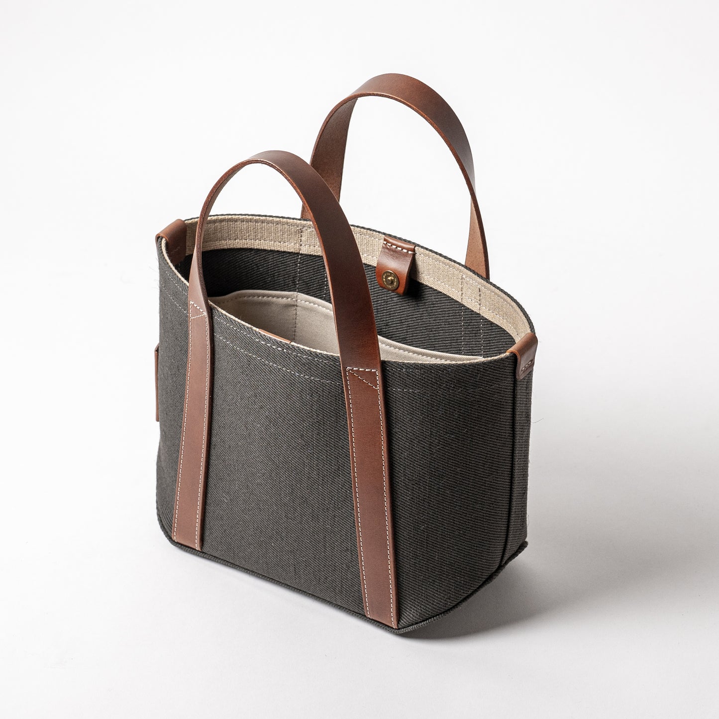 <2サイズ>レザーハンドル 倉敷の綿麻帆布とヌメ革で仕立てた 丈夫で軽量なトート<カーキ khaki>