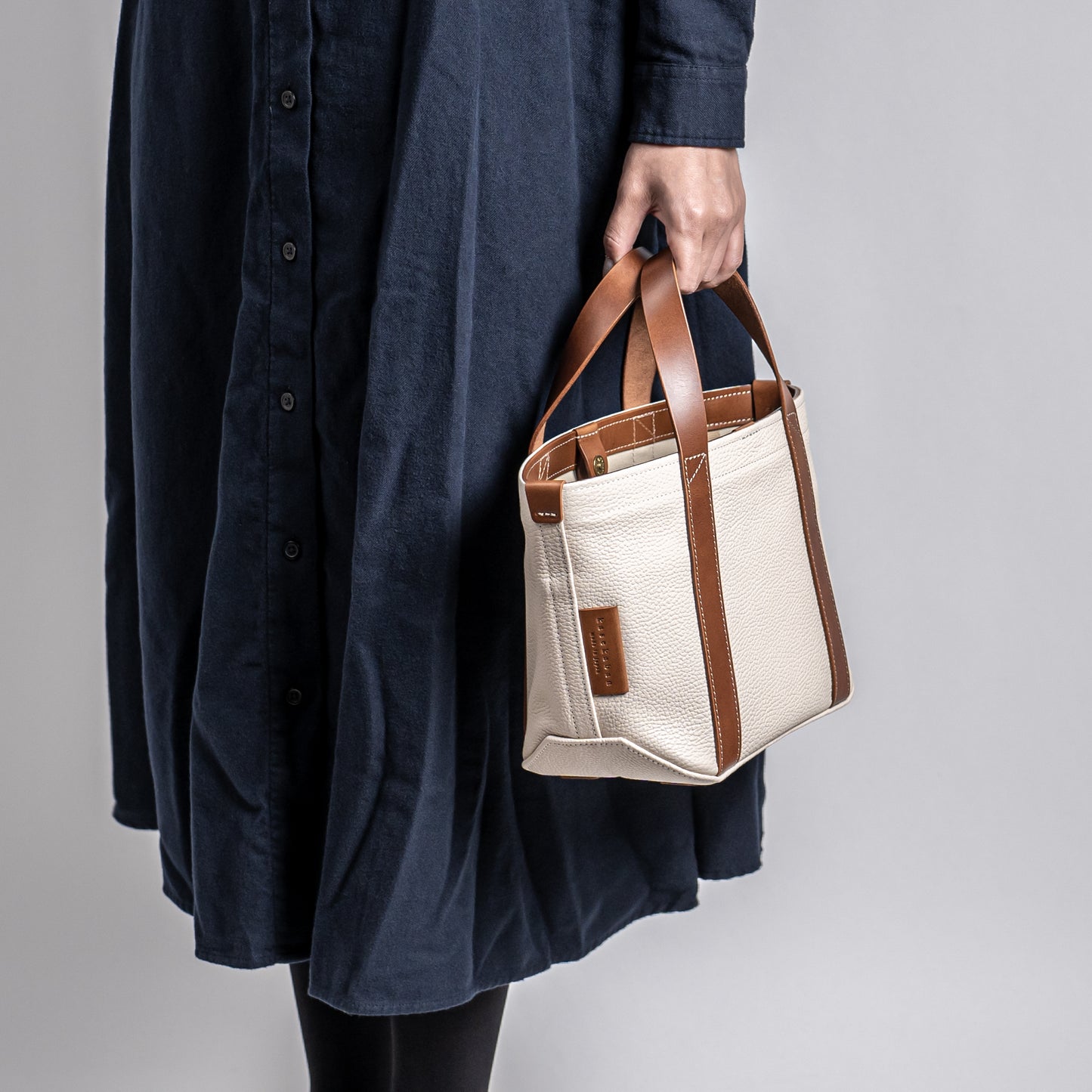 イタリア製レザーで仕立てた軽くて丈夫なトートS <オフホワイト off-white>