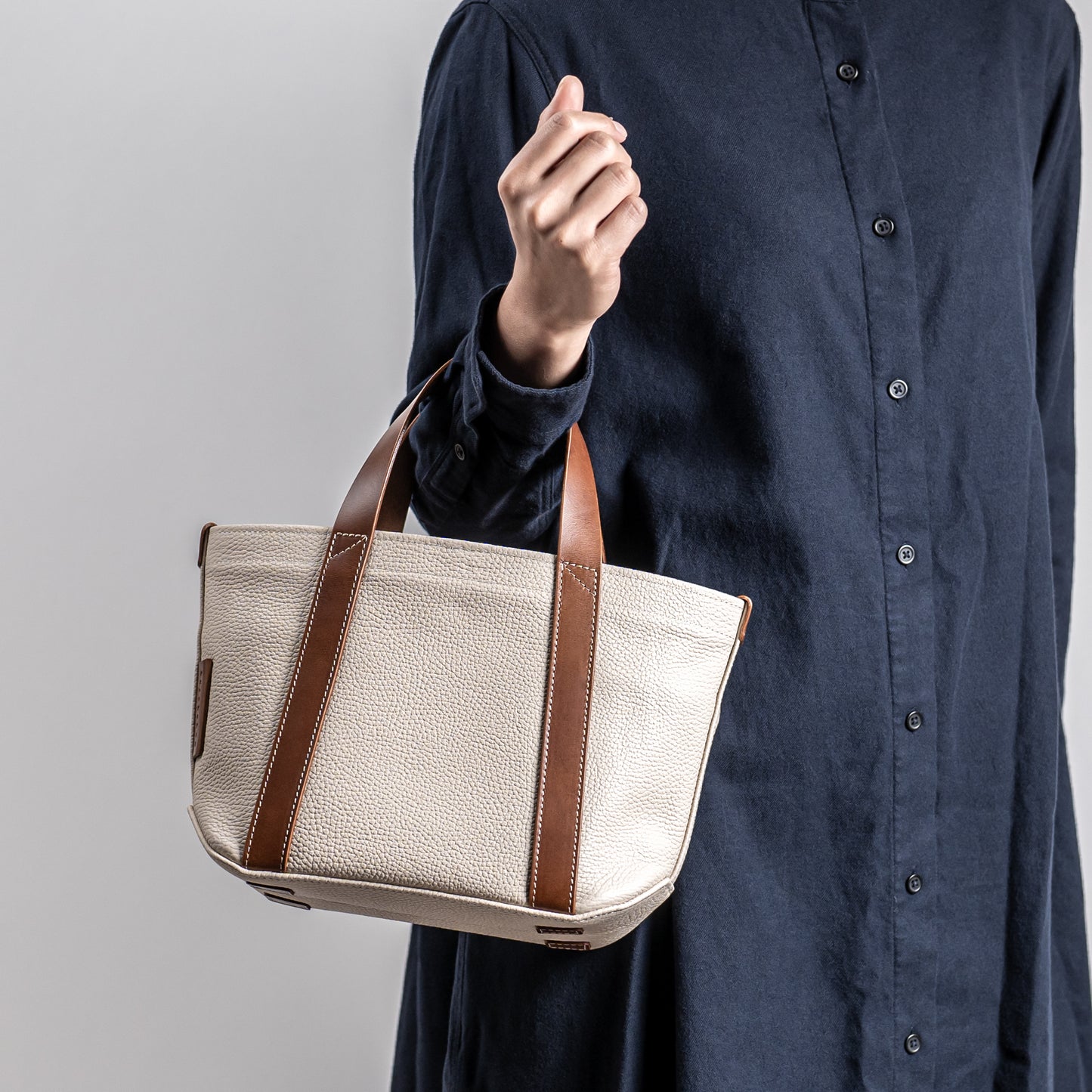 イタリア製レザーで仕立てた軽くて丈夫なトートS <オフホワイト off-white>