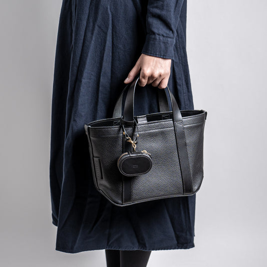 イタリア製レザーで仕立てた軽くて丈夫なトートS <ブラック black>