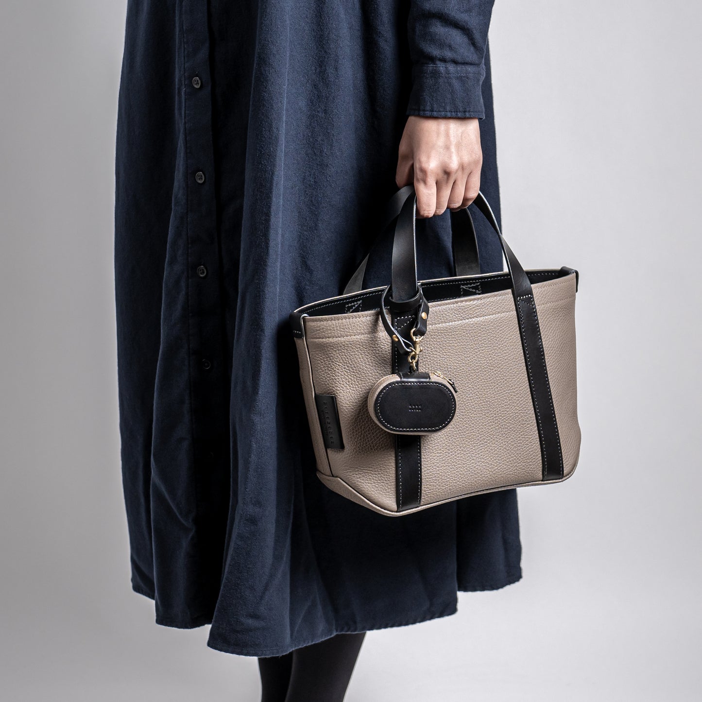 イタリア製レザーで仕立てた軽くて丈夫なトートS <トープ taupe>