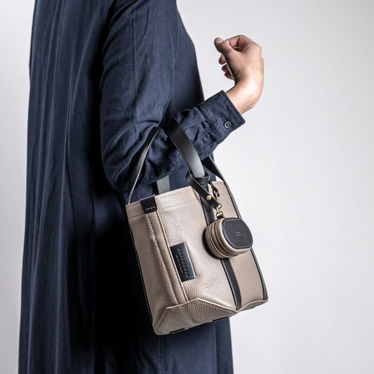 イタリア製レザーで仕立てた軽くて丈夫なトートS <トープ taupe>