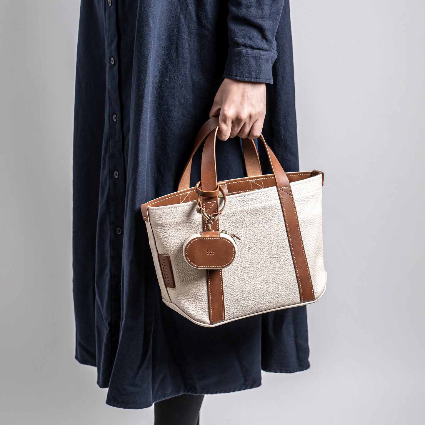 イタリア製レザーで仕立てた軽くて丈夫なトートS <オフホワイト off-white>