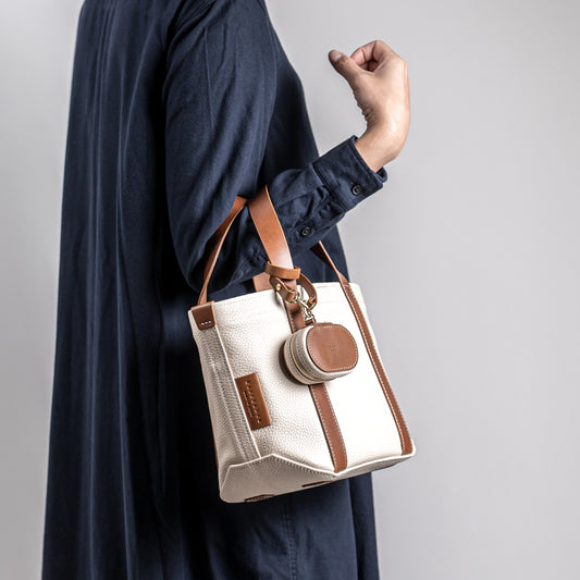 イタリア製レザーで仕立てた軽くて丈夫なトートS <オフホワイト off-white>