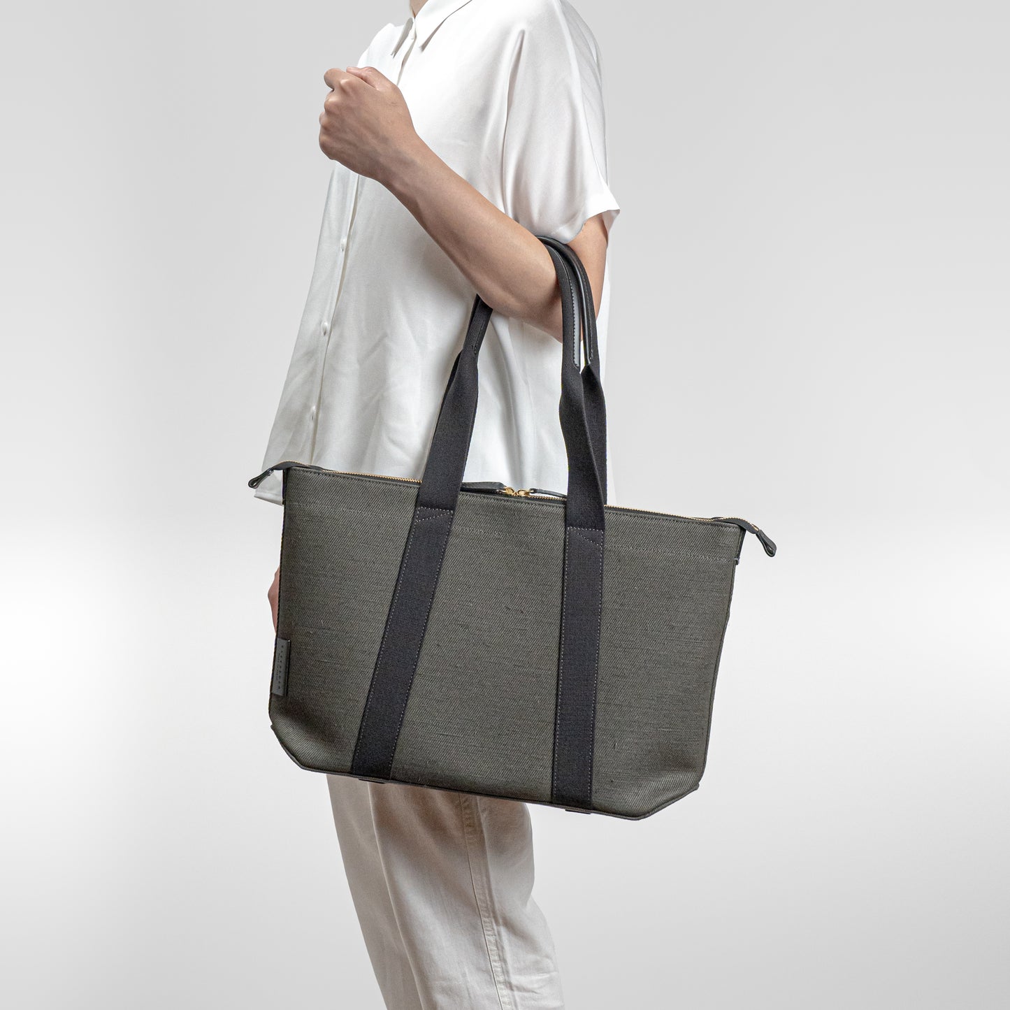 倉敷の綿麻帆布とヌメ革で仕立てた 丈夫で軽量なトートA4 <カーキ khaki>