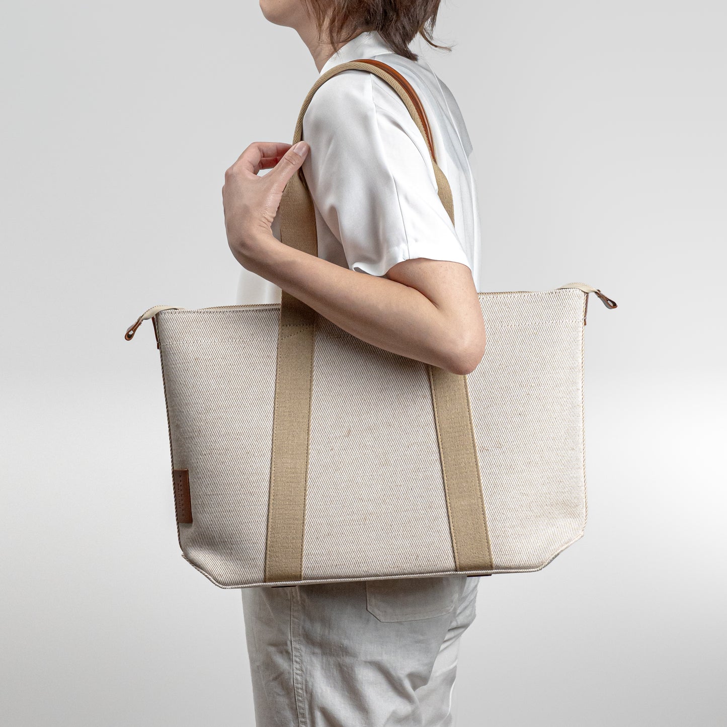 倉敷の綿麻帆布とヌメ革で仕立てた 丈夫で軽量なトートA4 <生成り ecru>