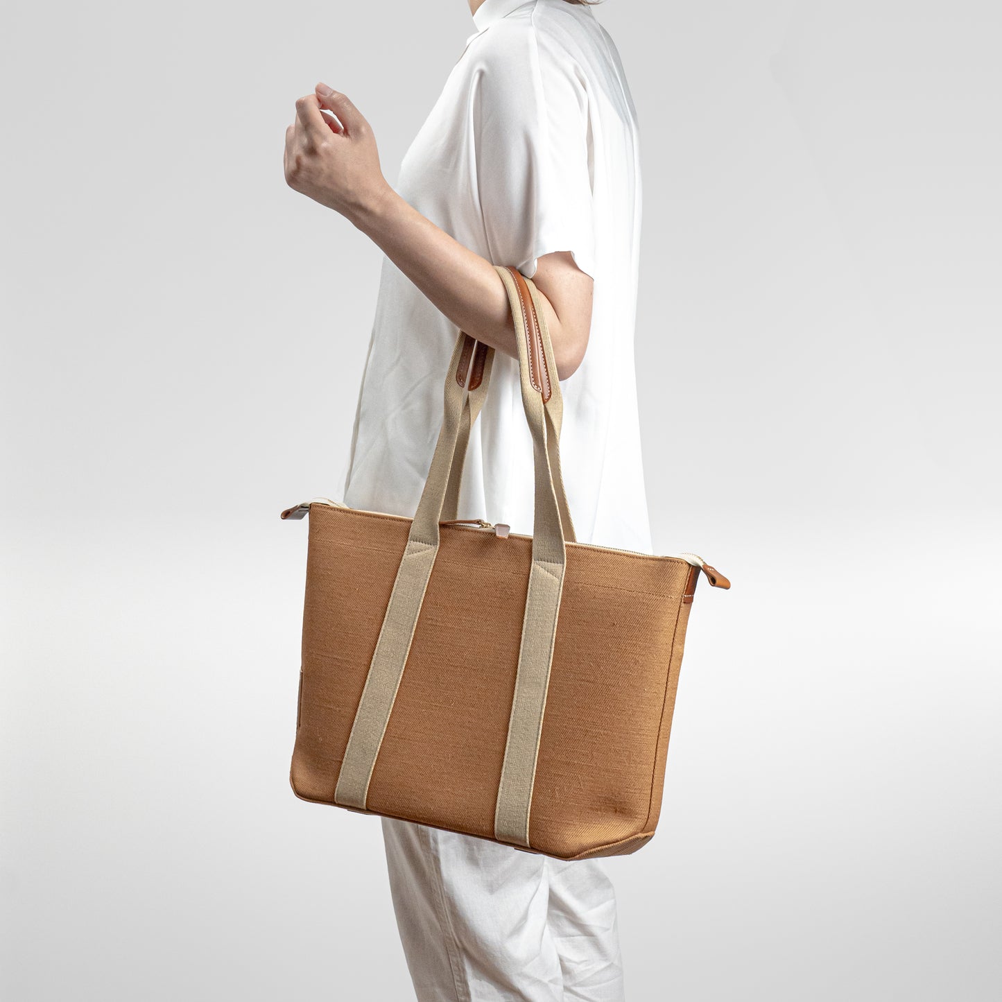 倉敷の綿麻帆布とヌメ革で仕立てた 丈夫で軽量なトートA4 <キャメル camel>