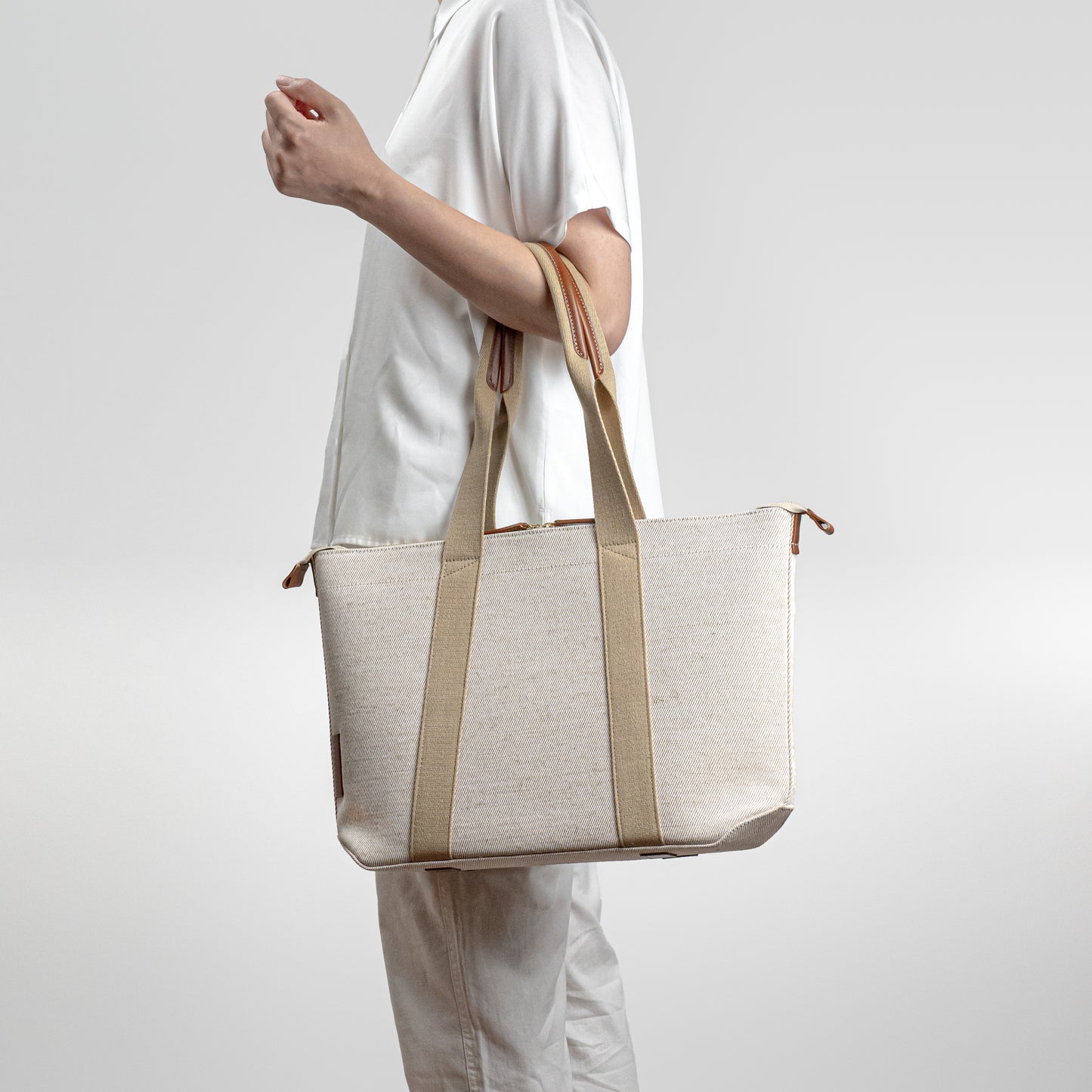 倉敷の綿麻帆布とヌメ革で仕立てた 丈夫で軽量なトートA4 <生成り ecru>