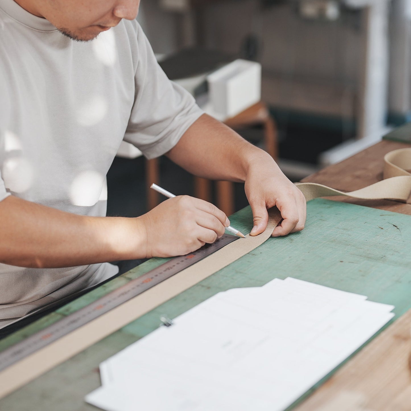 倉敷の綿麻帆布とヌメ革で仕立てた 丈夫で軽量なトートM <キャメル camel>