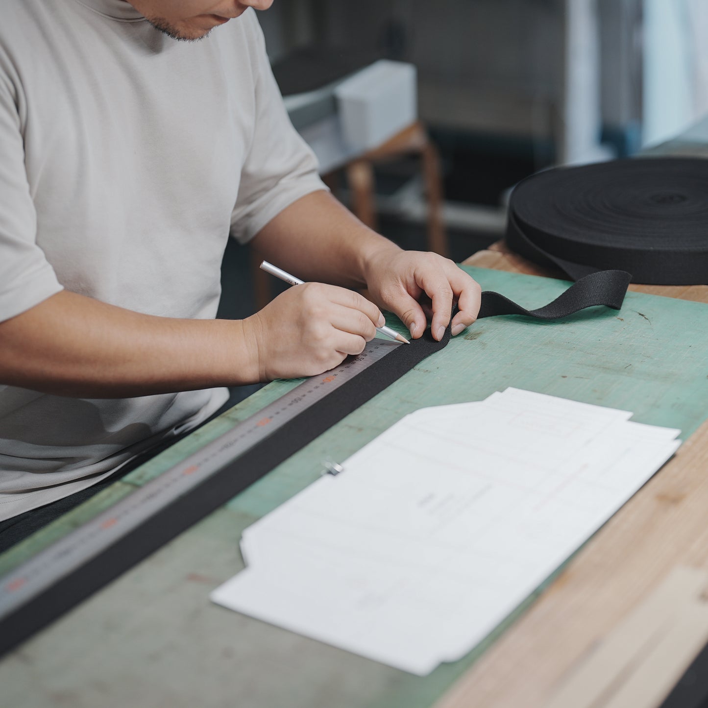 倉敷の綿麻帆布とヌメ革で仕立てた 丈夫で軽量なトートM <カーキ khaki>