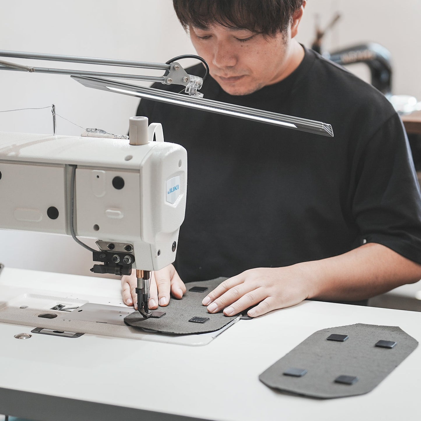 倉敷の綿麻帆布とヌメ革で仕立てた 丈夫で軽量なトートS <ブラック black>