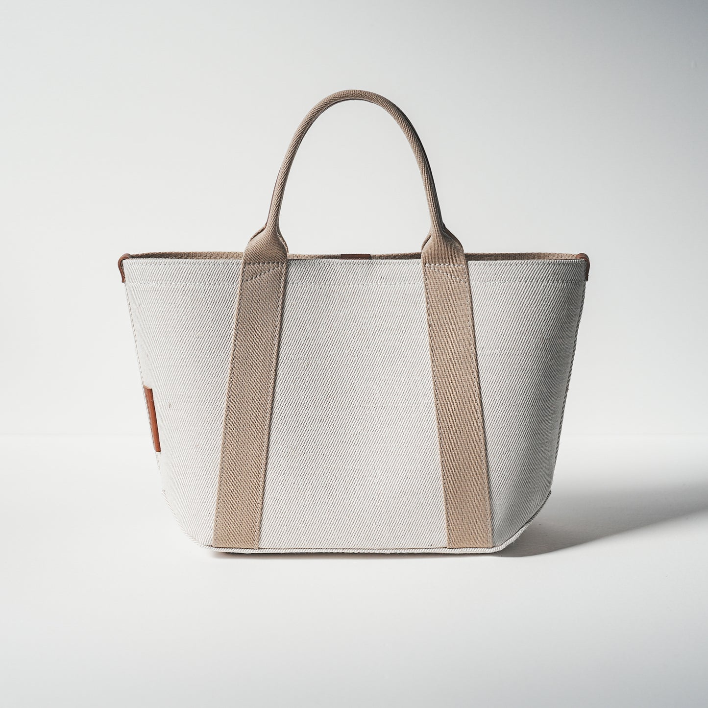 倉敷の綿麻帆布とヌメ革で仕立てた 丈夫で軽量なトートM <生成り ecru>