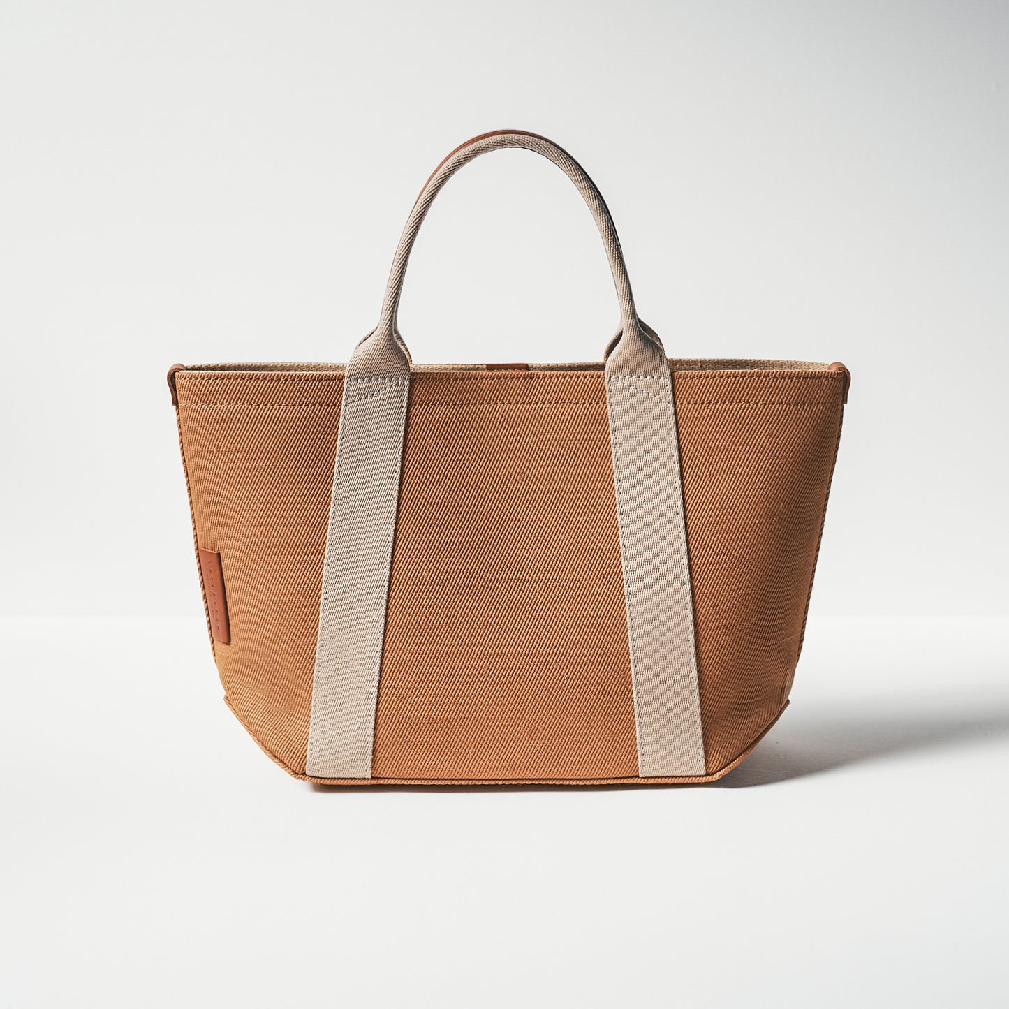 倉敷の綿麻帆布とヌメ革で仕立てた 丈夫で軽量なトートM <キャメル camel>