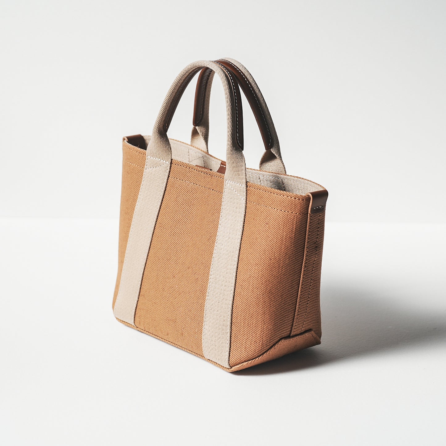倉敷の綿麻帆布とヌメ革で仕立てた 丈夫で軽量なトートS <キャメル camel>