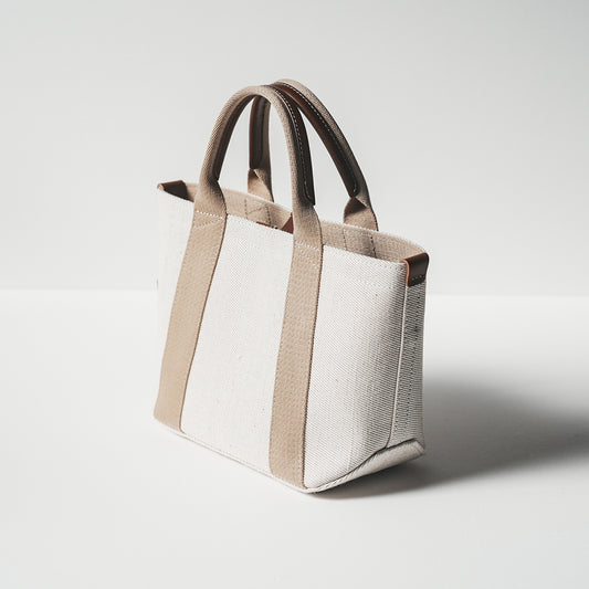 倉敷の綿麻帆布とヌメ革で仕立てた 丈夫で軽量なトートS <生成り ecru>