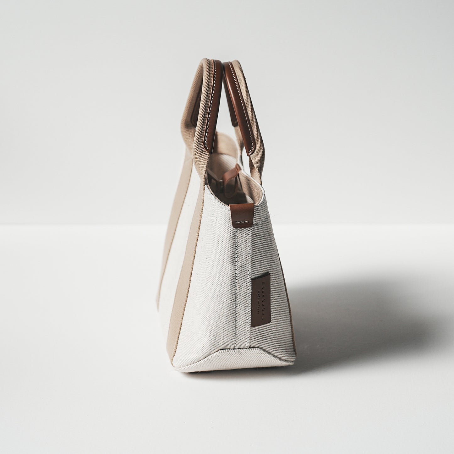 倉敷の綿麻帆布とヌメ革で仕立てた 丈夫で軽量なトートS <生成り ecru>