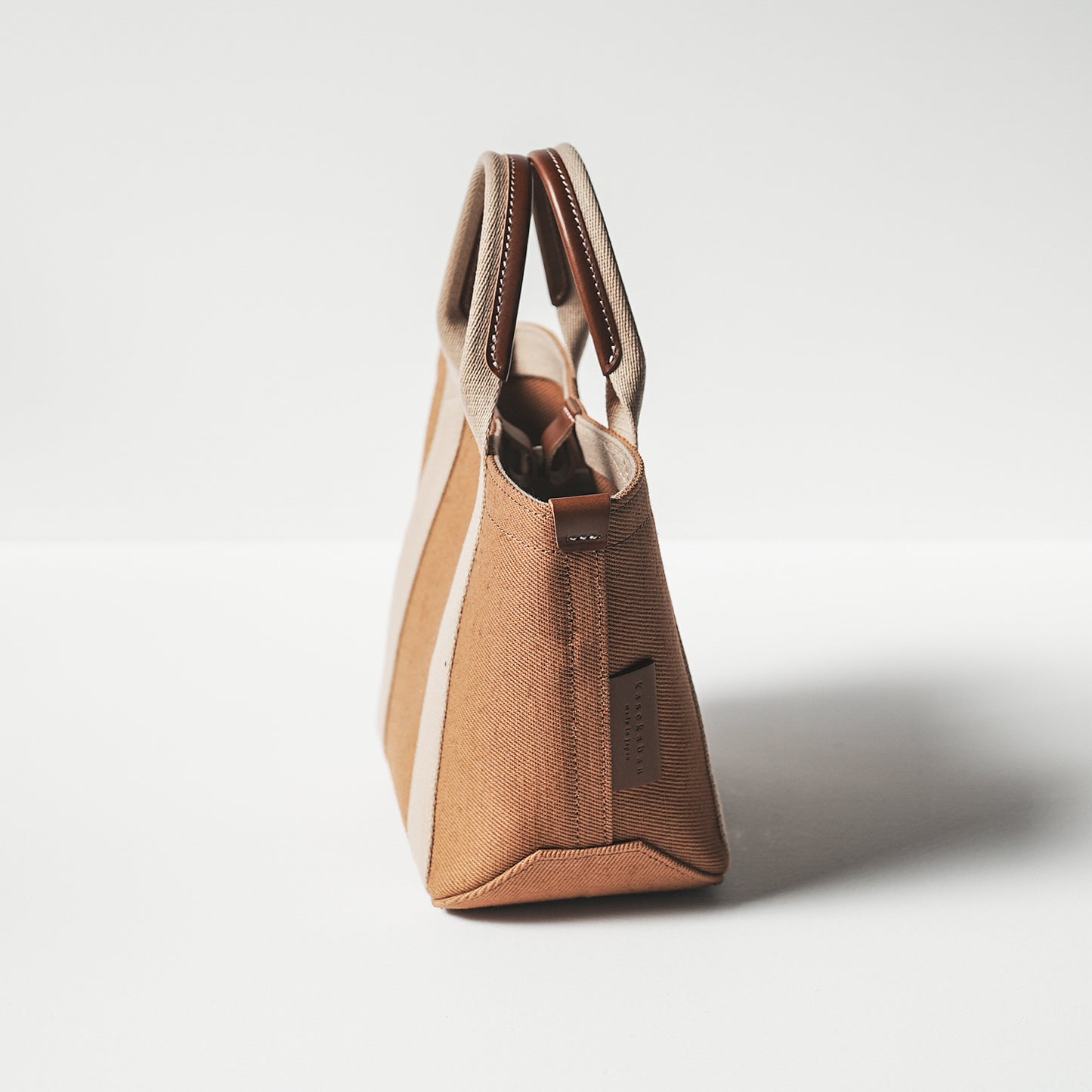 倉敷の綿麻帆布とヌメ革で仕立てた 丈夫で軽量なトートS <キャメル camel>