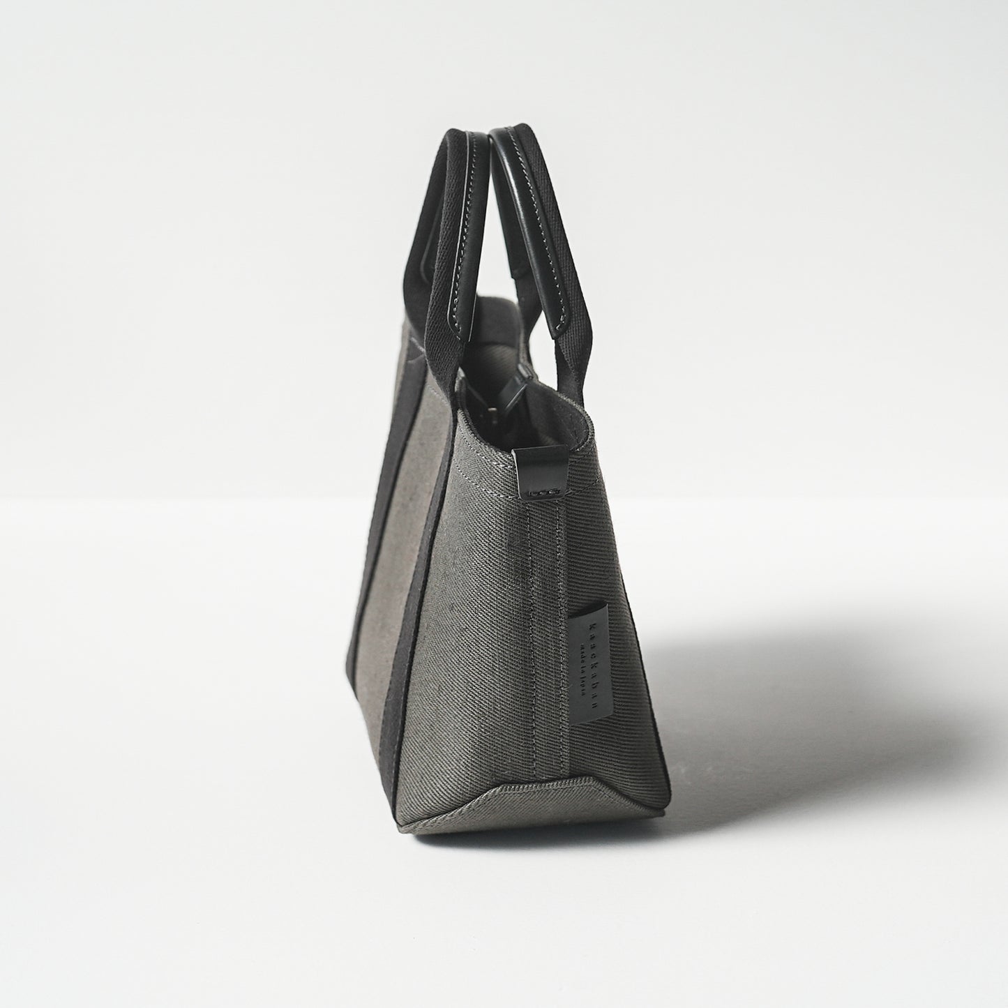 倉敷の綿麻帆布とヌメ革で仕立てた 丈夫で軽量なトートS <カーキ khaki>