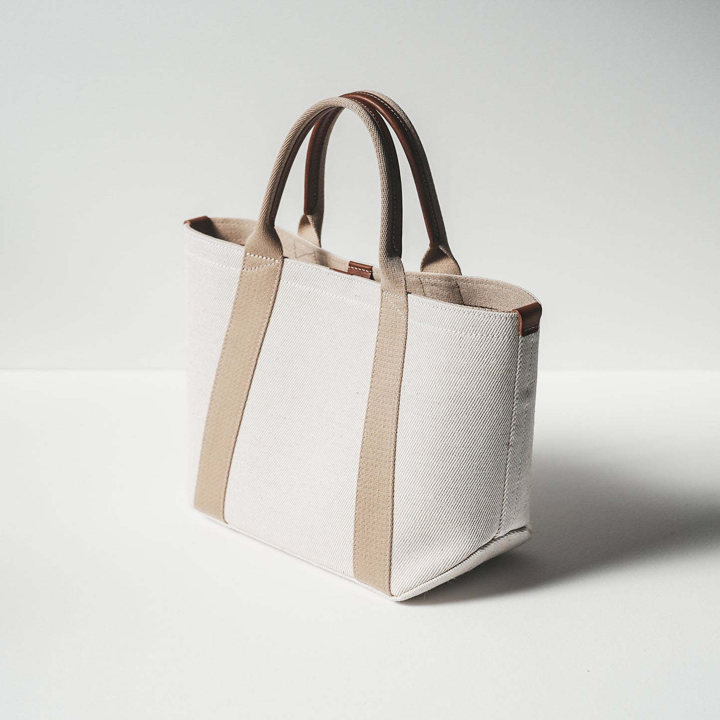 倉敷の綿麻帆布とヌメ革で仕立てた 丈夫で軽量なトートM <生成り ecru>