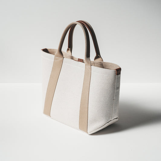 倉敷の綿麻帆布とヌメ革で仕立てた 丈夫で軽量なトートM <生成り ecru>