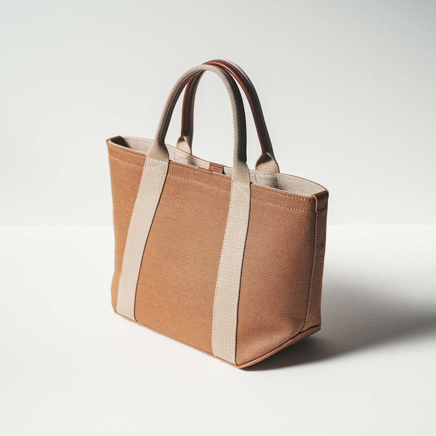 倉敷の綿麻帆布とヌメ革で仕立てた 丈夫で軽量なトートM <キャメル camel>
