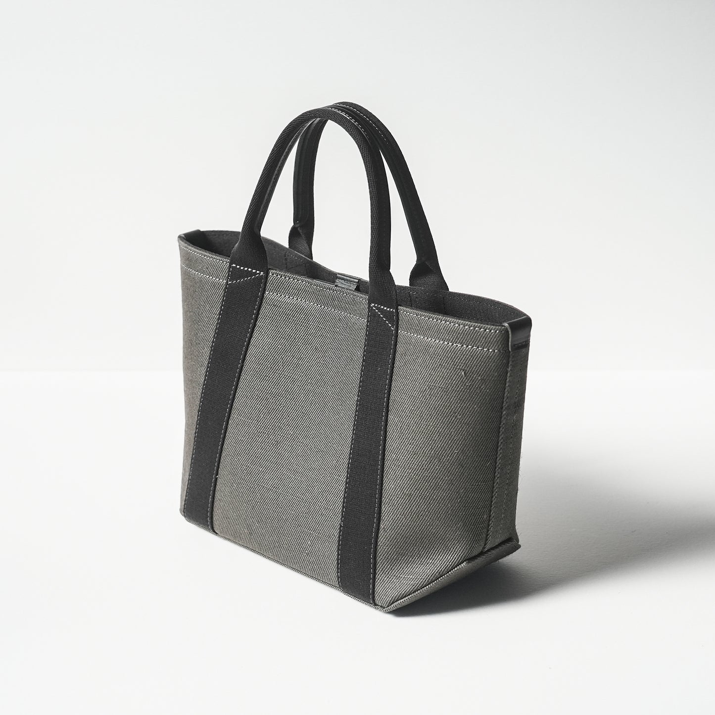 倉敷の綿麻帆布とヌメ革で仕立てた 丈夫で軽量なトートM <カーキ khaki>