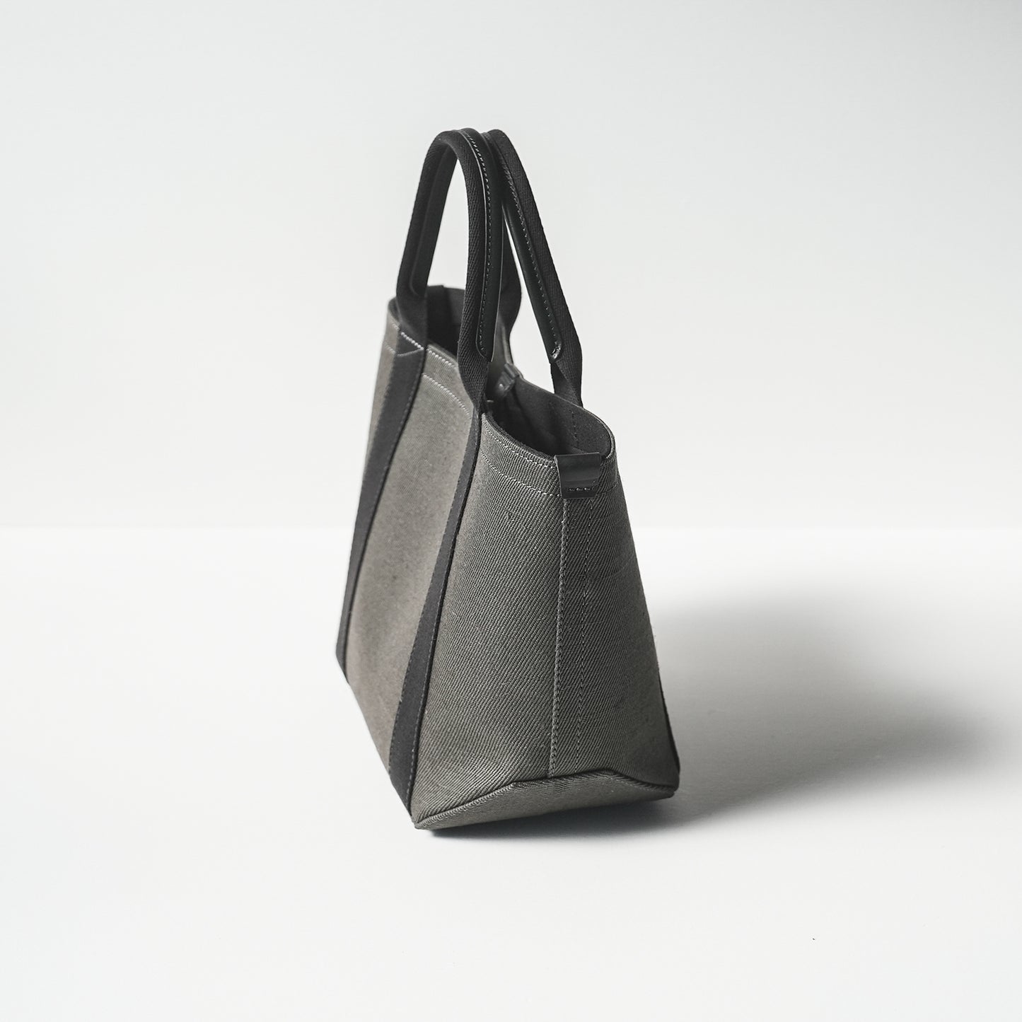 倉敷の綿麻帆布とヌメ革で仕立てた 丈夫で軽量なトートM <カーキ khaki>