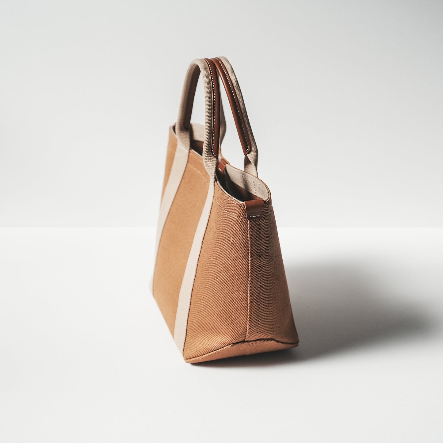 倉敷の綿麻帆布とヌメ革で仕立てた 丈夫で軽量なトートM <キャメル camel>