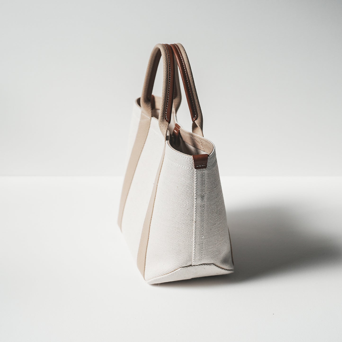 倉敷の綿麻帆布とヌメ革で仕立てた 丈夫で軽量なトートM <生成り ecru>