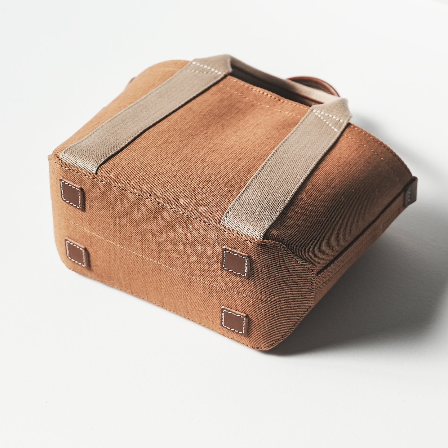 倉敷の綿麻帆布とヌメ革で仕立てた 丈夫で軽量なトートS <キャメル camel>