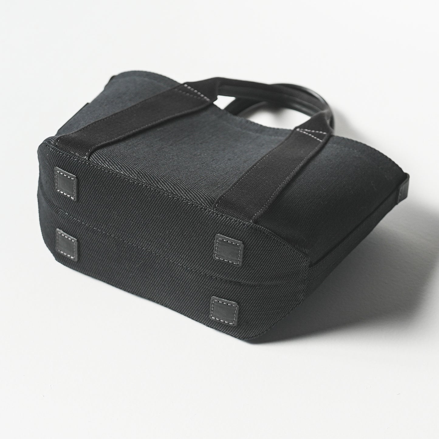 倉敷の綿麻帆布とヌメ革で仕立てた 丈夫で軽量なトートS <ブラック black>