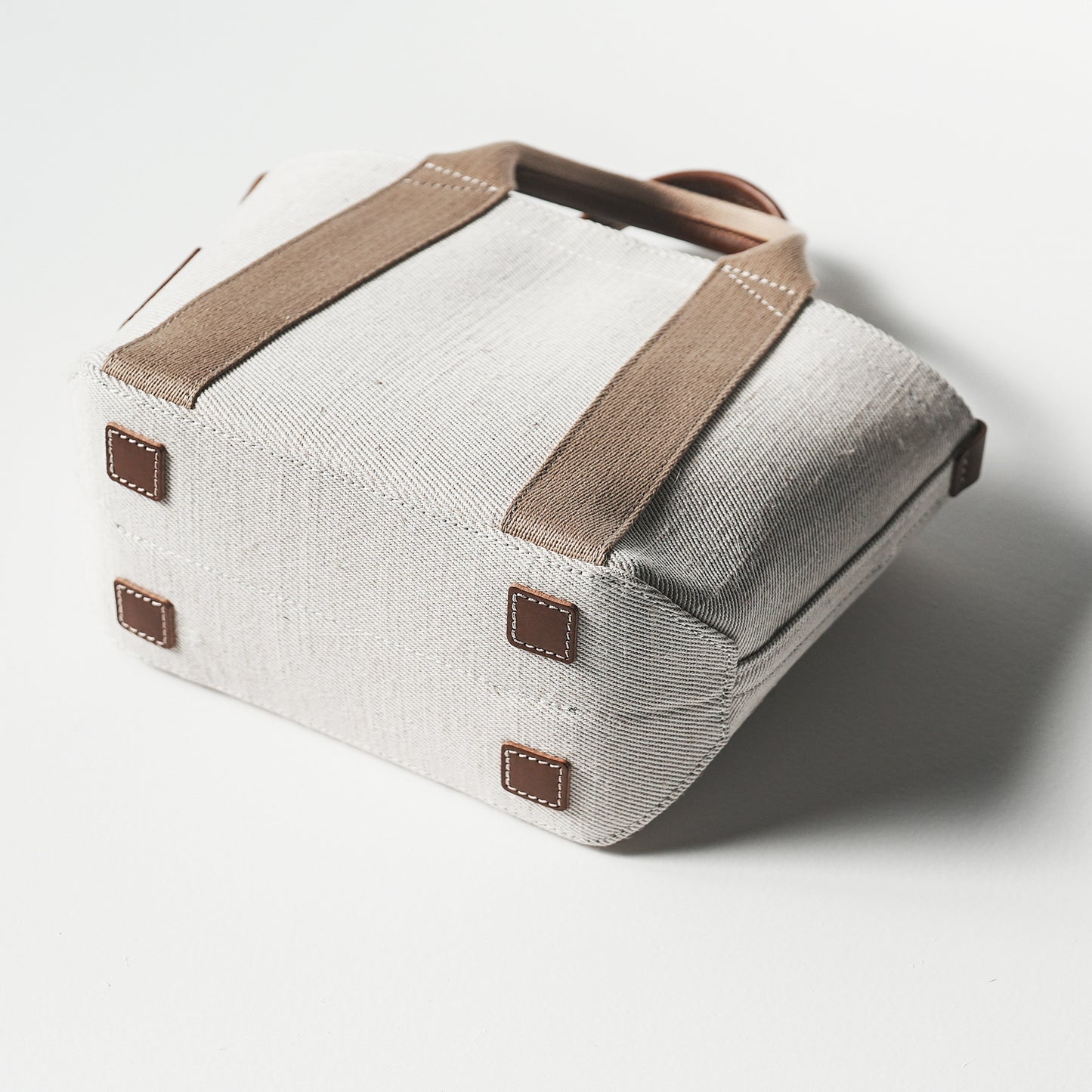 倉敷の綿麻帆布とヌメ革で仕立てた 丈夫で軽量なトートM <生成り ecru>