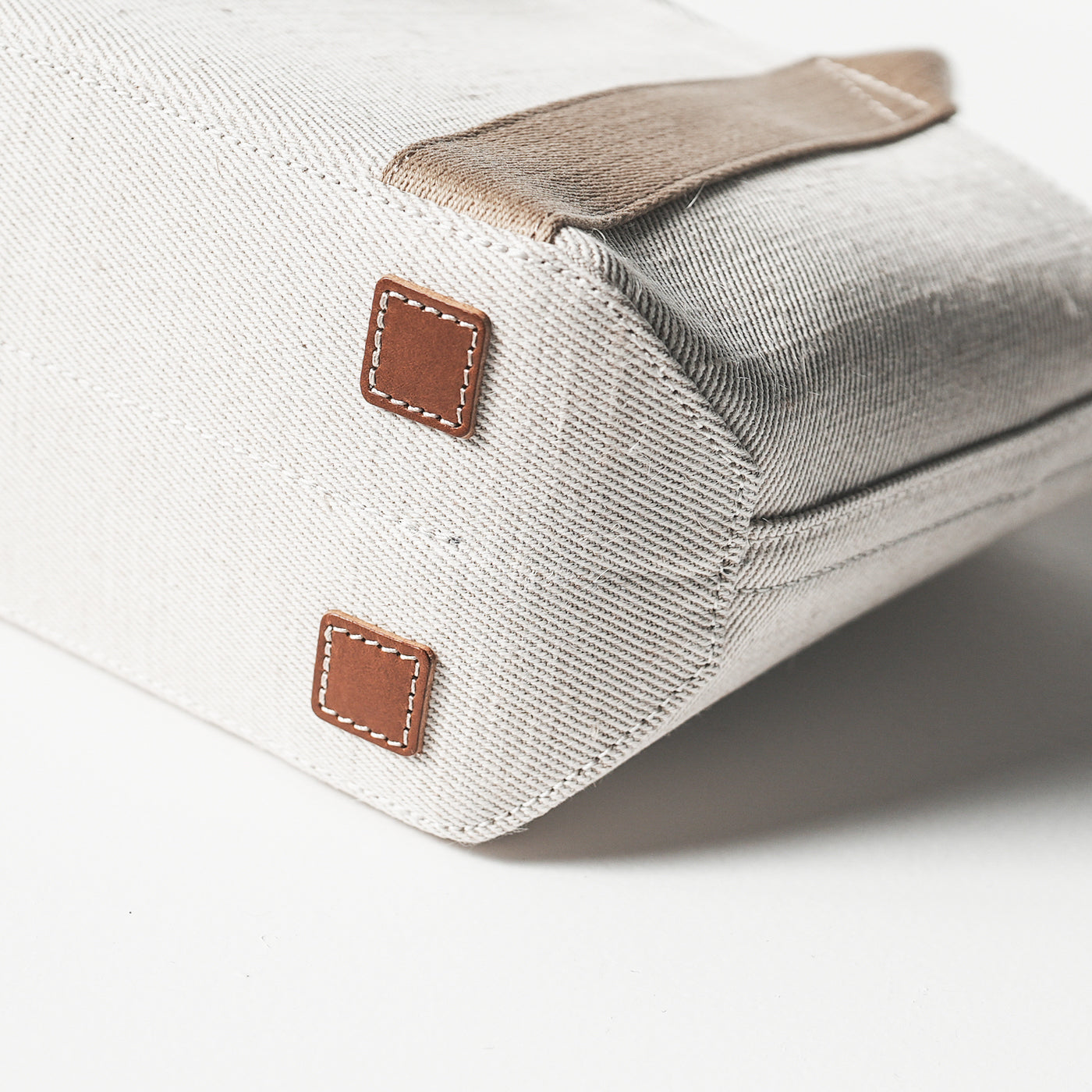 倉敷の綿麻帆布とヌメ革で仕立てた 丈夫で軽量なトートM <生成り ecru>