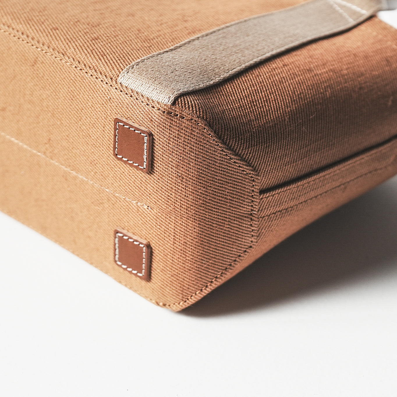倉敷の綿麻帆布とヌメ革で仕立てた 丈夫で軽量なトートM <キャメル camel>