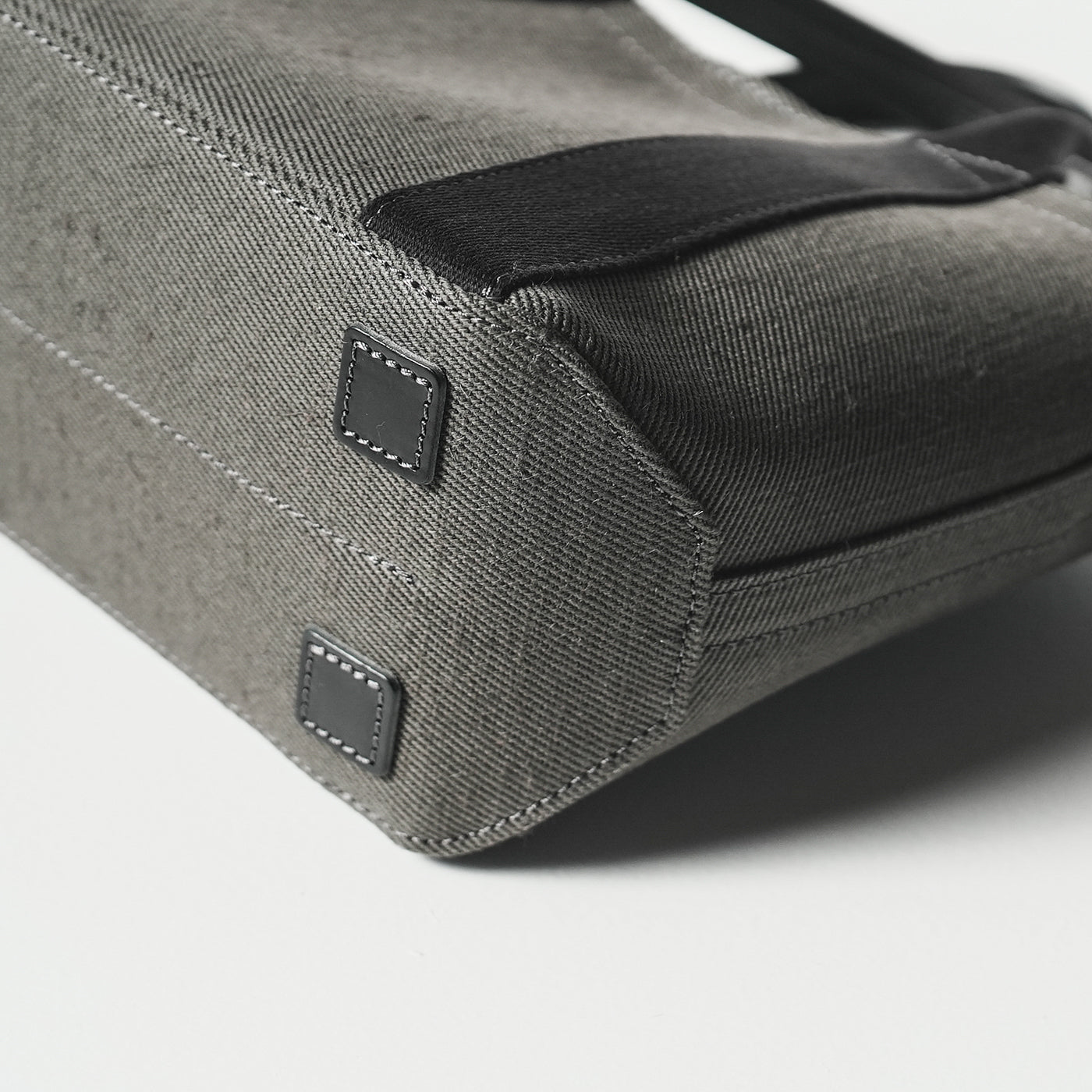 倉敷の綿麻帆布とヌメ革で仕立てた 丈夫で軽量なトートS <カーキ khaki>