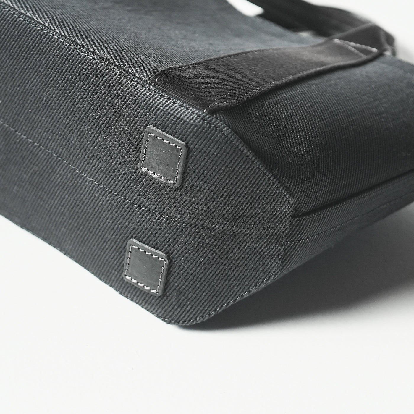 倉敷の綿麻帆布とヌメ革で仕立てた 丈夫で軽量なトートS <ブラック black>