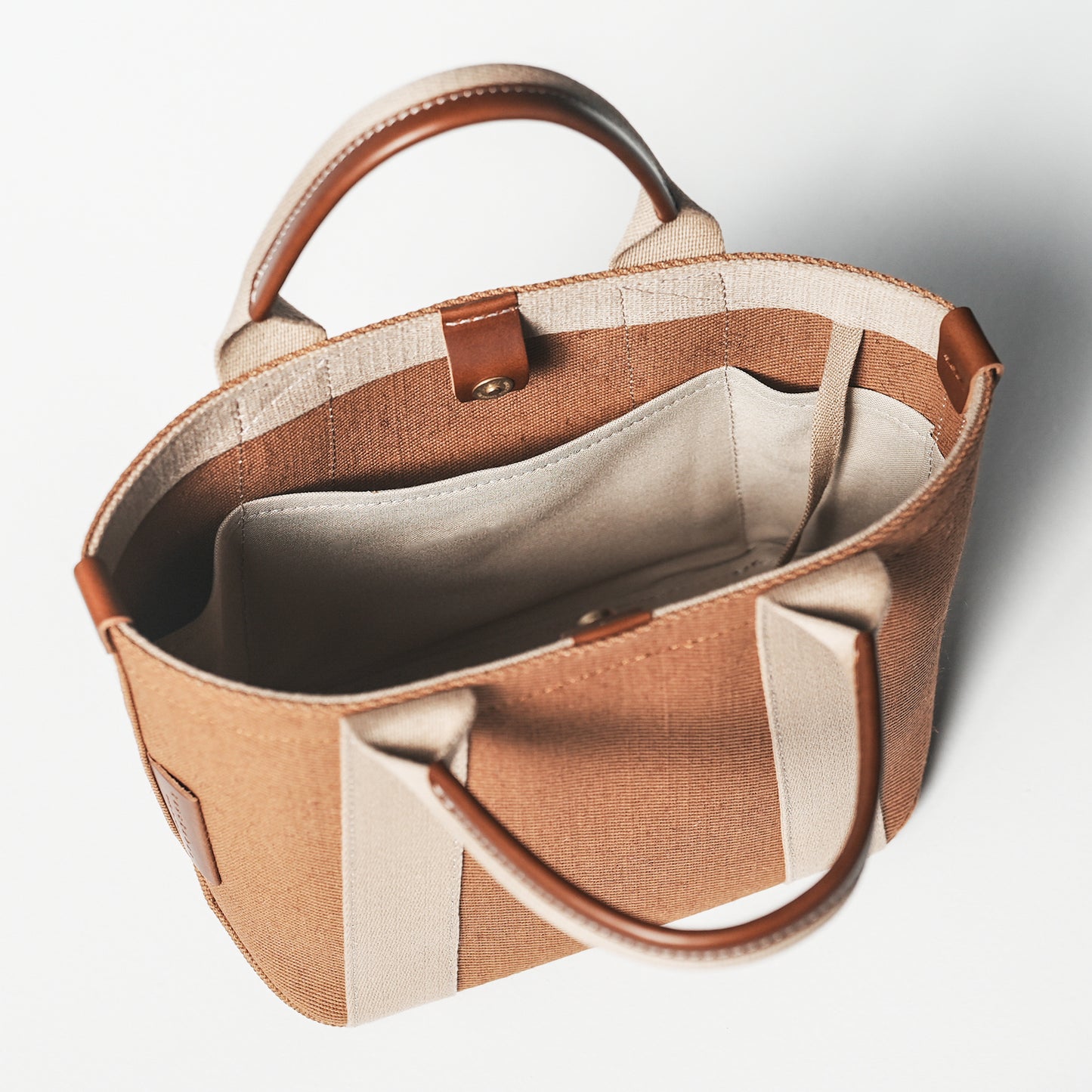 倉敷の綿麻帆布とヌメ革で仕立てた 丈夫で軽量なトートS <キャメル camel>