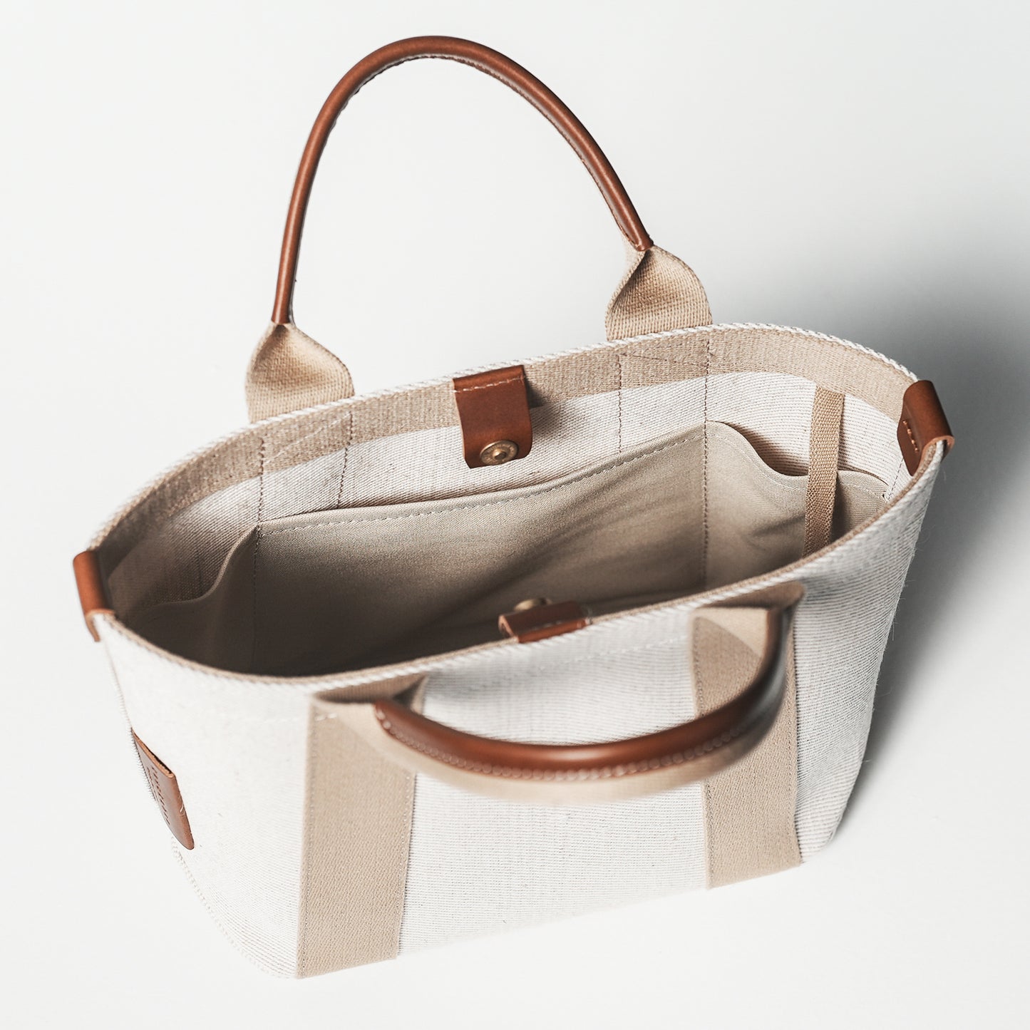 倉敷の綿麻帆布とヌメ革で仕立てた 丈夫で軽量なトートM <生成り ecru>
