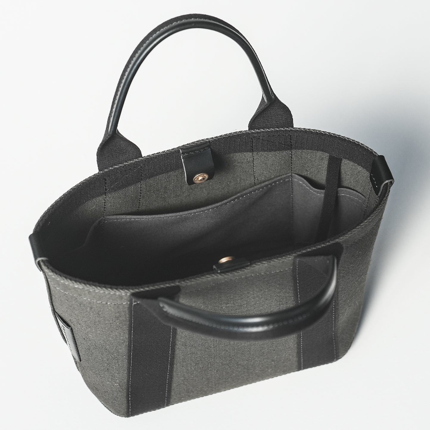 倉敷の綿麻帆布とヌメ革で仕立てた 丈夫で軽量なトートM <カーキ khaki>