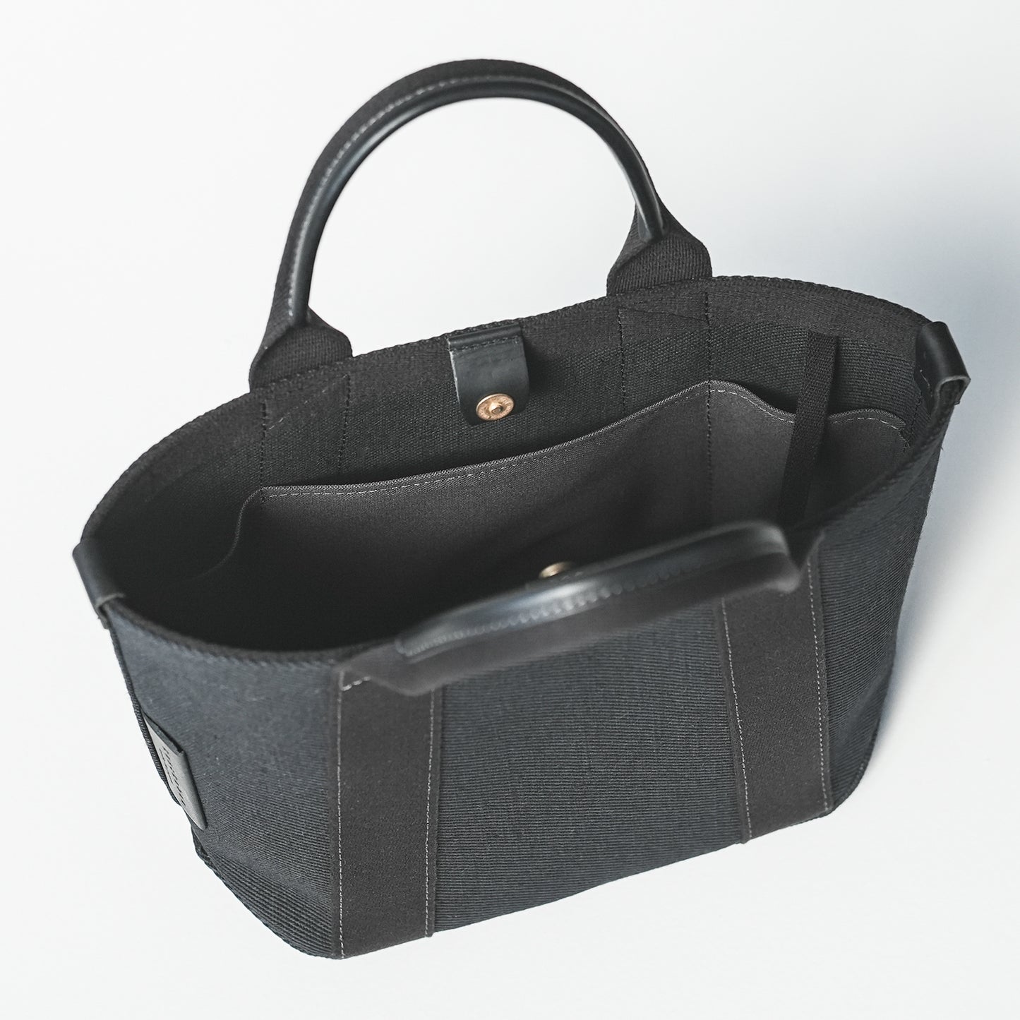 倉敷の綿麻帆布とヌメ革で仕立てた 丈夫で軽量なトートS <ブラック black>