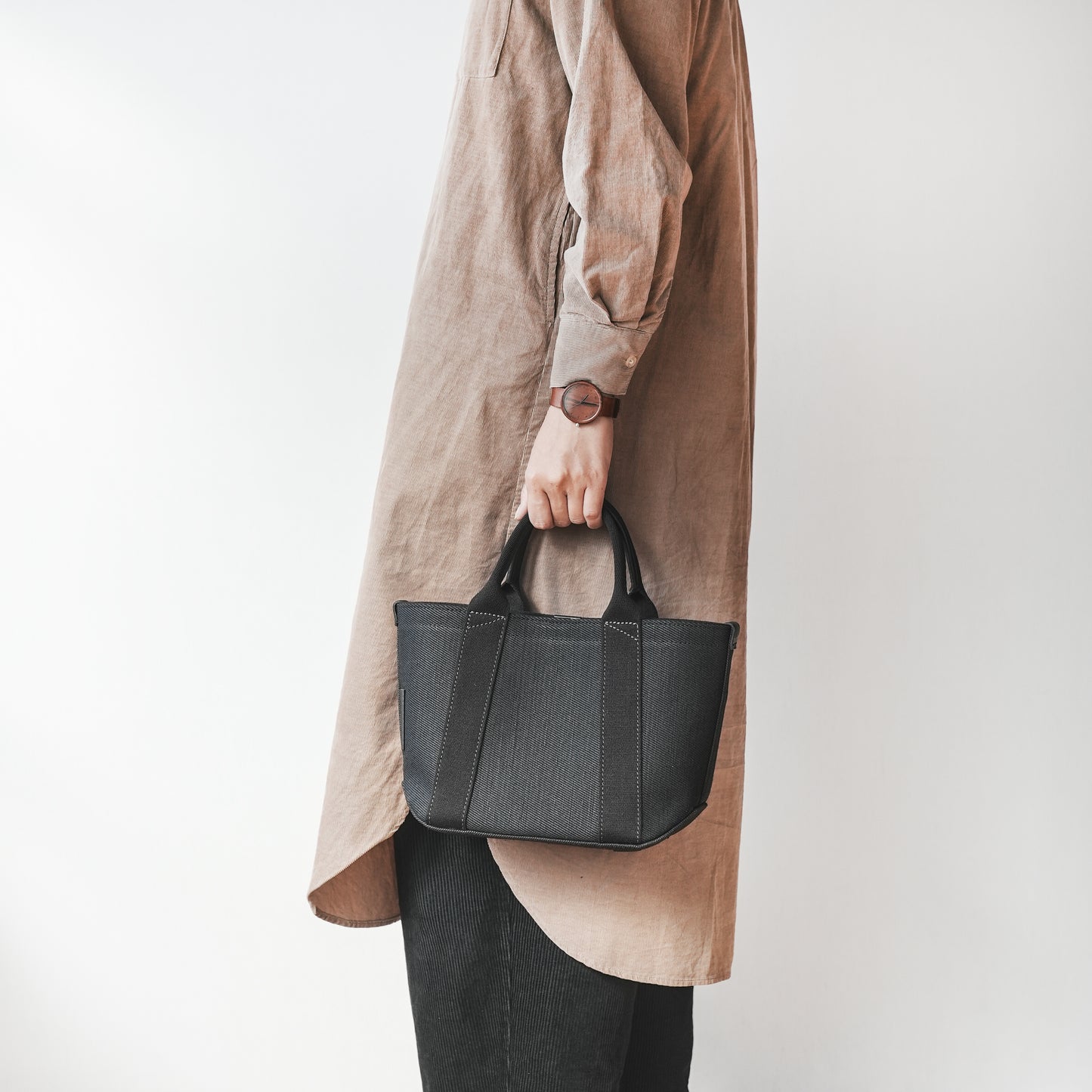 倉敷の綿麻帆布とヌメ革で仕立てた 丈夫で軽量なトートS <ブラック black>