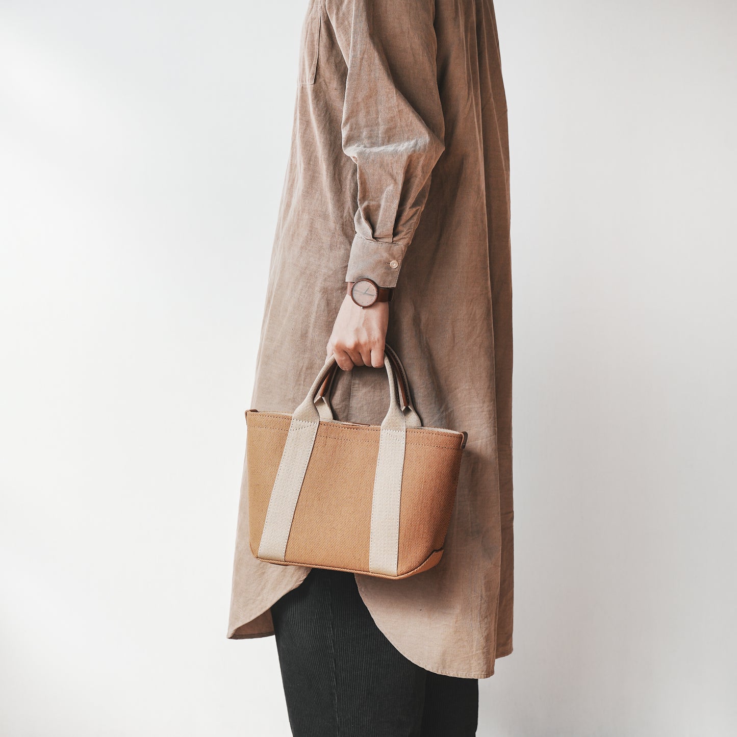 倉敷の綿麻帆布とヌメ革で仕立てた 丈夫で軽量なトートS <キャメル camel>