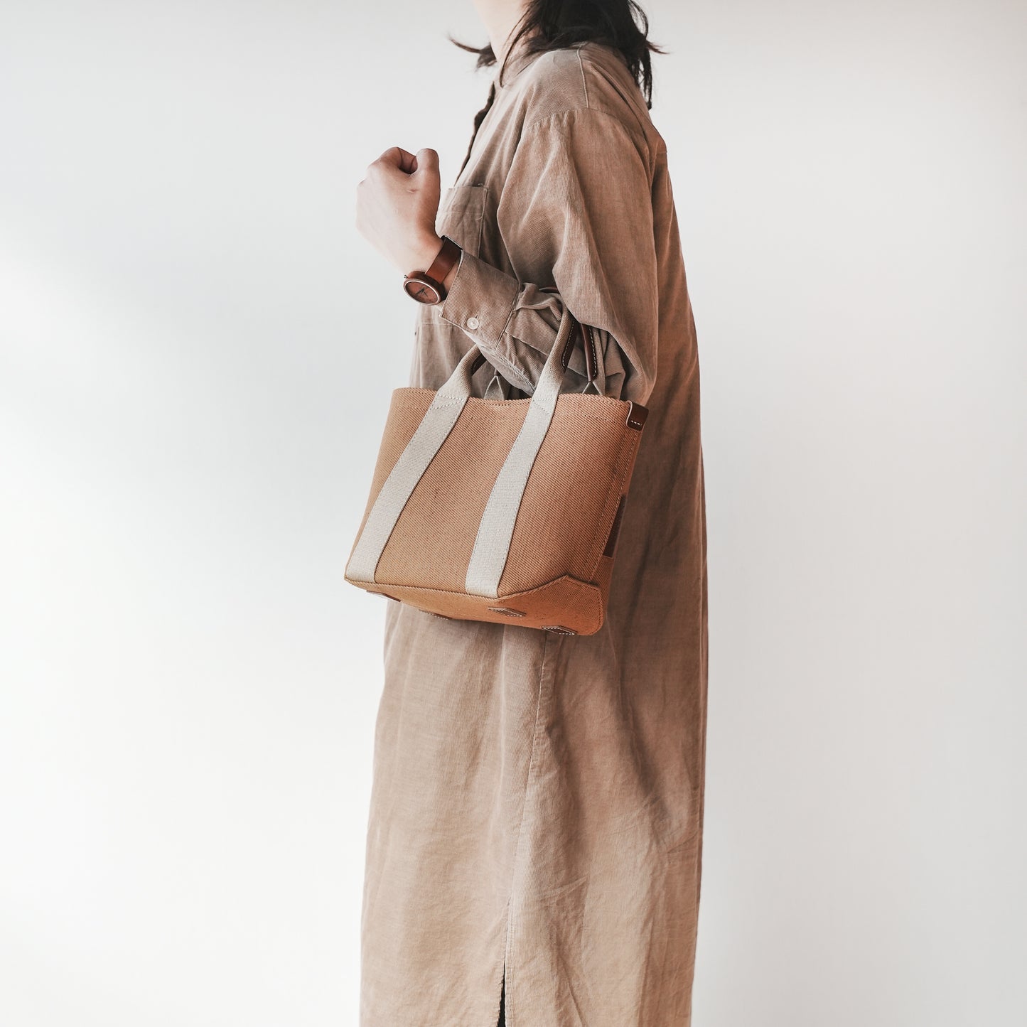 倉敷の綿麻帆布とヌメ革で仕立てた 丈夫で軽量なトートS <キャメル camel>