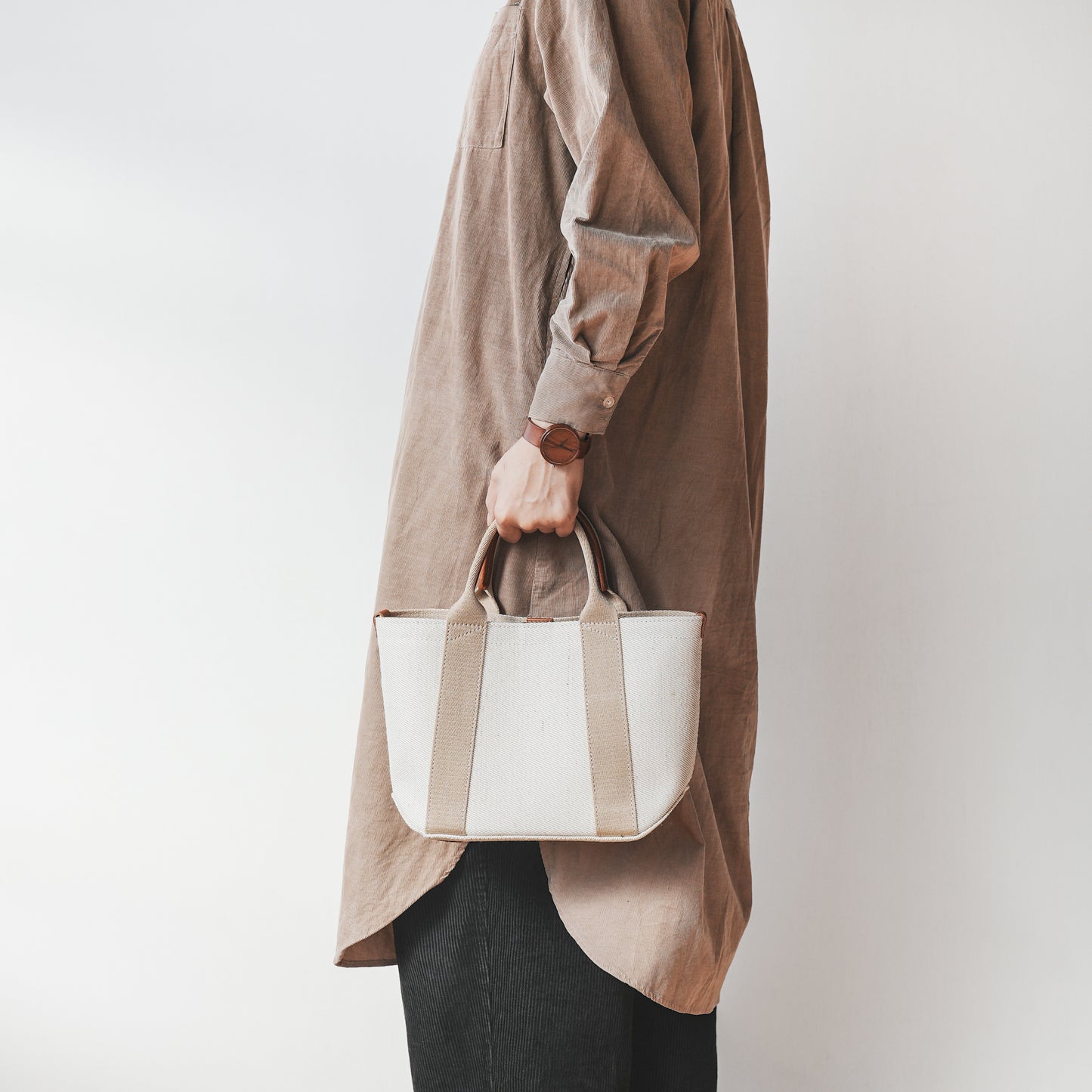 倉敷の綿麻帆布とヌメ革で仕立てた 丈夫で軽量なトートS <生成り ecru>
