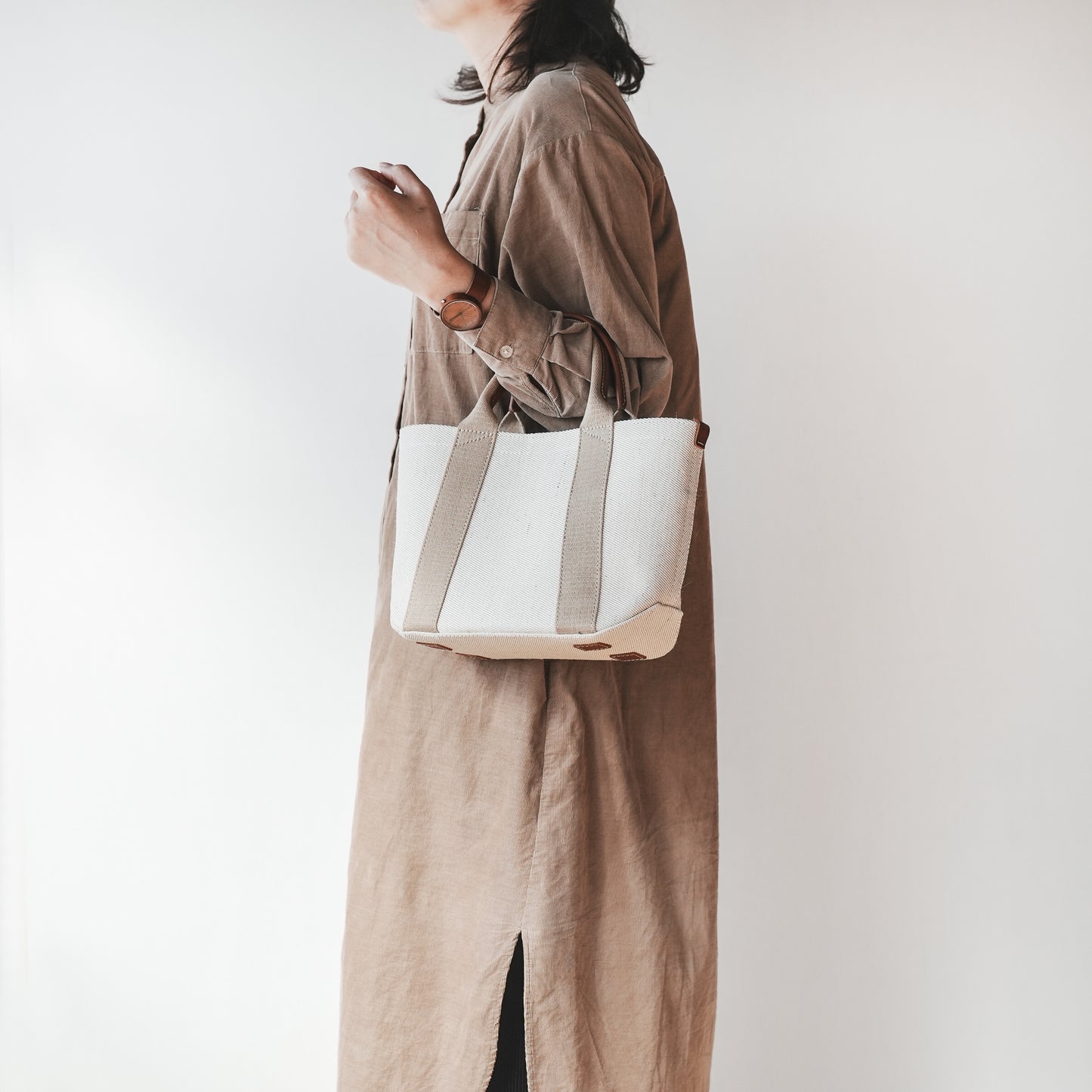 倉敷の綿麻帆布とヌメ革で仕立てた 丈夫で軽量なトートS <生成り ecru>