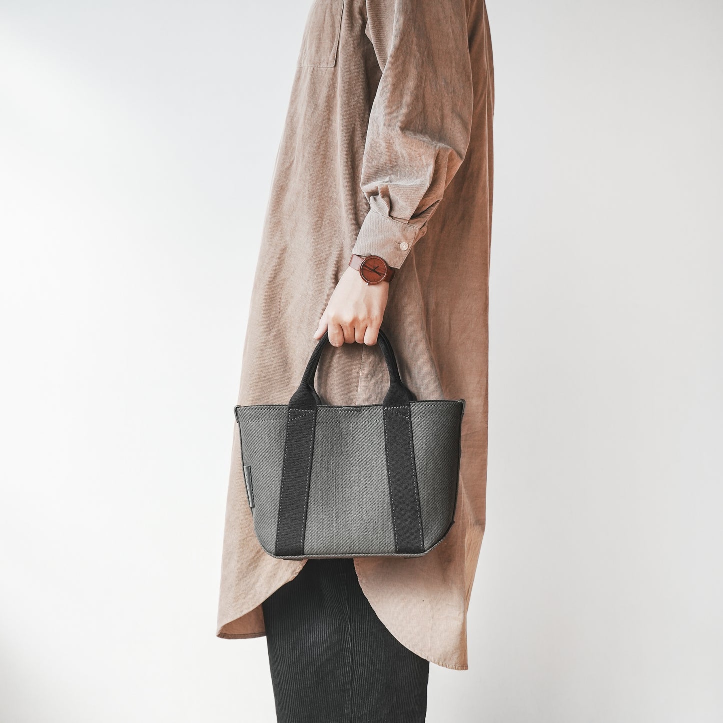 倉敷の綿麻帆布とヌメ革で仕立てた 丈夫で軽量なトートS <カーキ khaki>