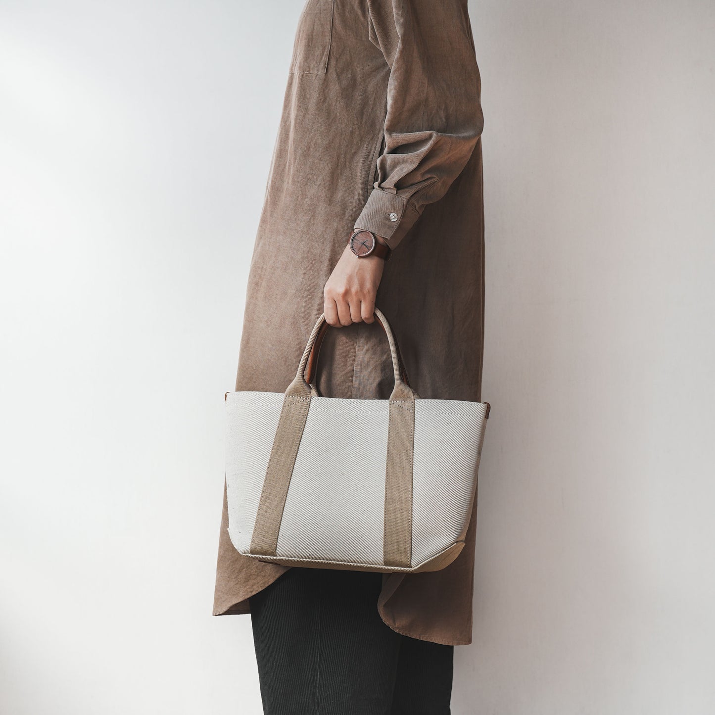 倉敷の綿麻帆布とヌメ革で仕立てた 丈夫で軽量なトートM <生成り ecru>